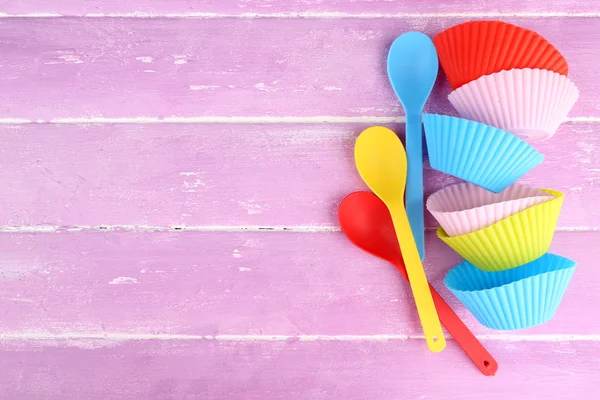 Cuencos y cucharas de plástico — Foto de Stock