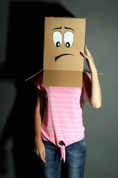 Mujer con caja en la cabeza — Foto de Stock