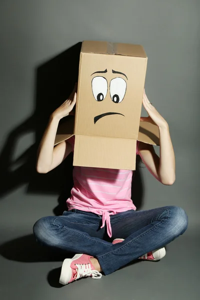 Woman with box on head — Stock Photo, Image