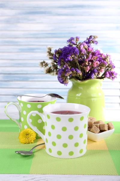 Cups with sugar and wildflowers — Stock Photo, Image