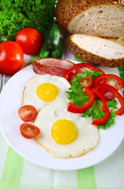 Yağda yumurta ve pastırma.