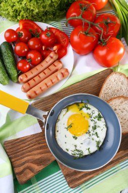 Sosis ile çırpılmış yumurta