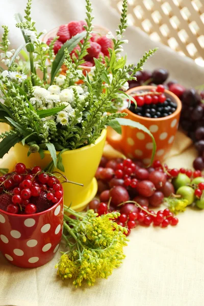 Ripe berries and flowers — Stock Photo, Image