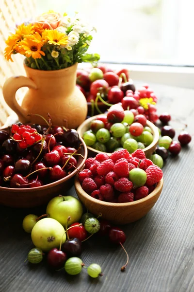 Reife Beeren und Blumen — Stockfoto