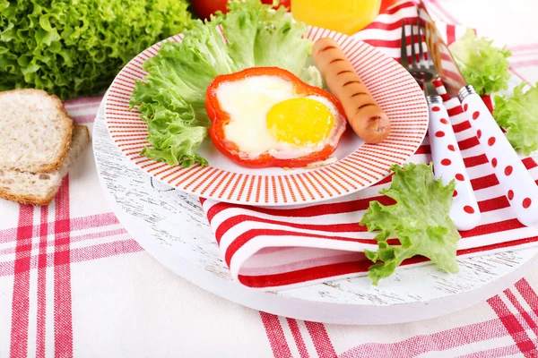 Sosis ile çırpılmış yumurta — Stok fotoğraf
