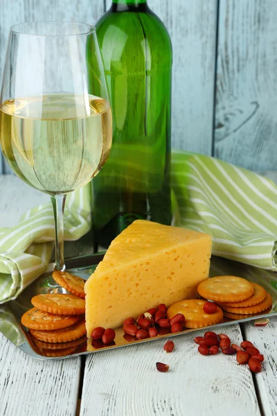 Vino, queso y galletas saladas — Foto de Stock