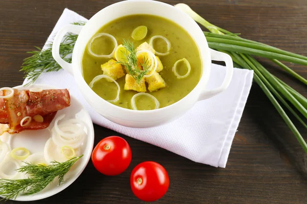 Sopa de alho-porro na mesa — Fotografia de Stock