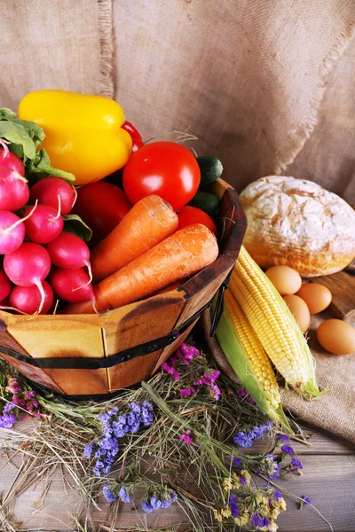 Cesta de madera con verduras — Foto de Stock