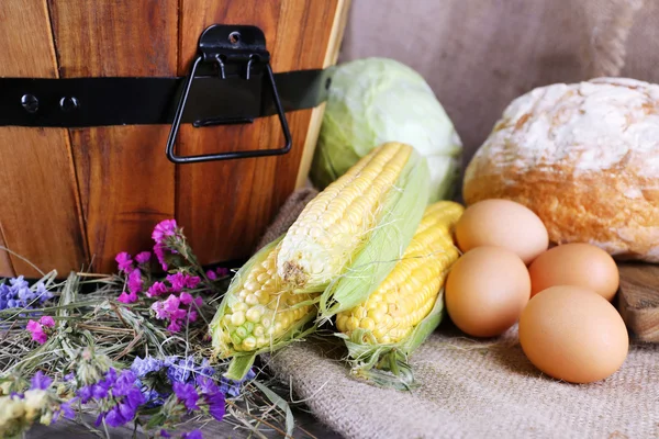 Cesto di legno con verdure — Foto Stock