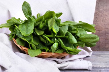 Yuvarlak sepet içinde taze kuzukulağı