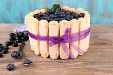 lezzetli kek charlotte ahşap masa üzerinde yaban mersini ile