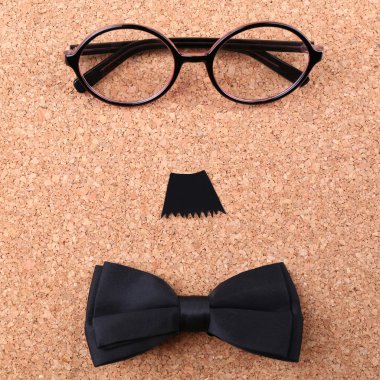 Gözlük, bıyık ve papyon