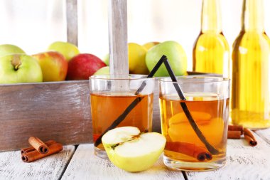 elma suyu ve ahşap masa üzerinde taze elma ile natürmort