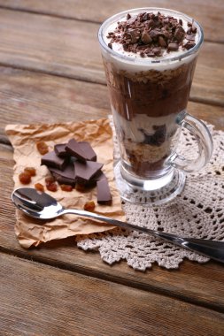 cam ahşap zemin üzerine yoğurt, müsli krem çikolata, doğranmış çikolata ile servis