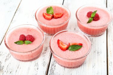 Tablo yakın çekim üzerinde kase lezzetli berry Mus