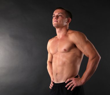 yakışıklı kas genç adam koyu arka plan üzerinde