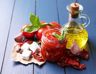 cam, cam şişe ve beyaz peynir renk ahşap zemin üzerine zeytinyağı güneş kurutulmuş domates