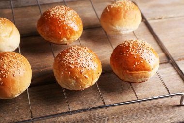 fırın tepsisi ahşap zemin üzerinde susam ile lezzetli çörekler