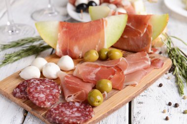 Tablo yakın çekim üzerinde prosciutto ile lezzetli kavun