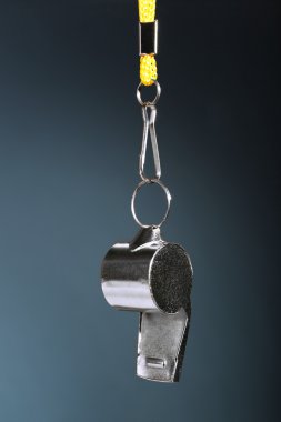 Spor metal düdük renk arka plan üzerinde