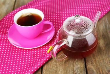 fincan çay çaydanlık ve ahşap masa yakın çekim üzerinde çay poşetleri