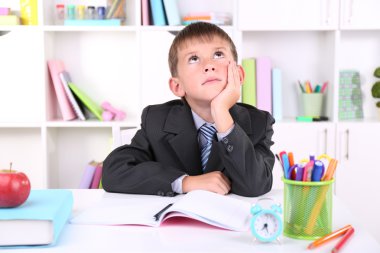 Masada oturan öğrenci