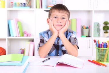 Masada oturan öğrenci