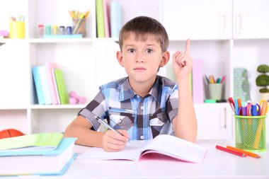 Masada oturan öğrenci