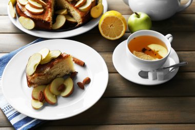 Ev yapımı elmalı turta.