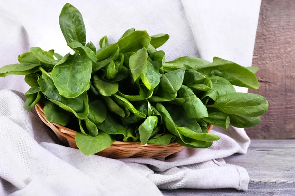 Yuvarlak sepet içinde taze kuzukulağı