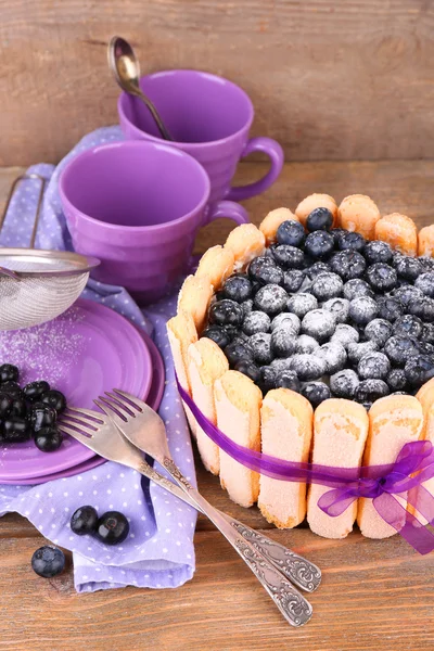 Lekkere taart charlotte met bosbessen op houten tafel — Stockfoto