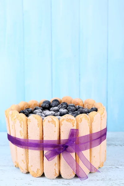 Tasty cake Charlotte with blueberries on blue wooden table — Stock Photo, Image