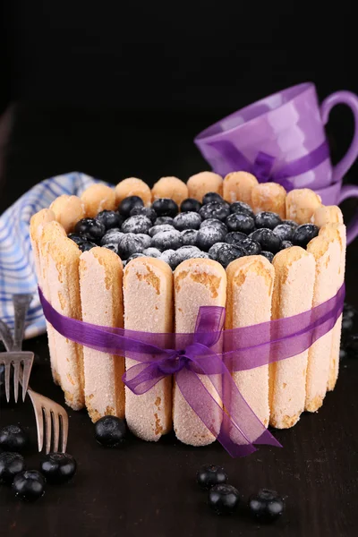 Lekkere taart charlotte met bosbessen op zwarte houten tafel — Stockfoto