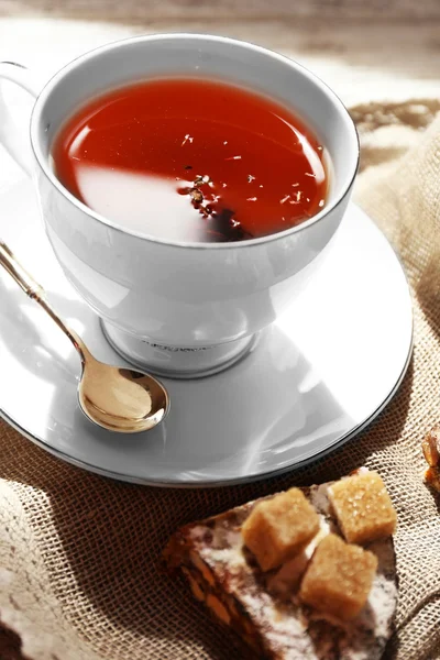 Tasse Tee auf dem Tisch, Nahaufnahme — Stockfoto