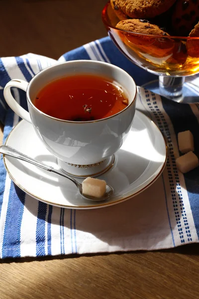 Filiżankę herbaty na stole, bliska — Zdjęcie stockowe