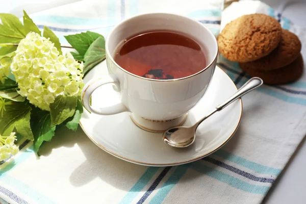 Kopje thee op tafel, close-up — Stockfoto