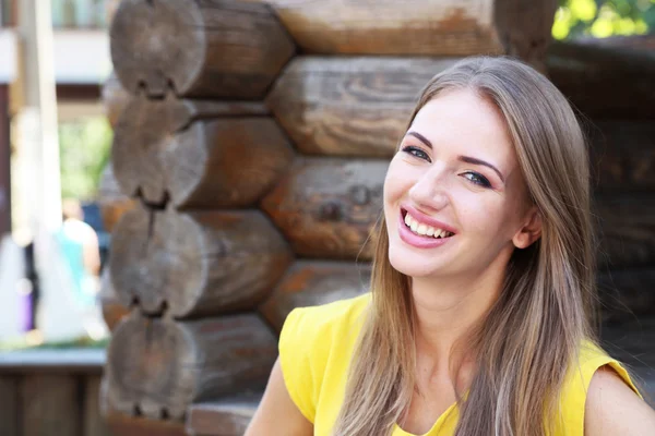 Hermosa joven al aire libre — Foto de Stock