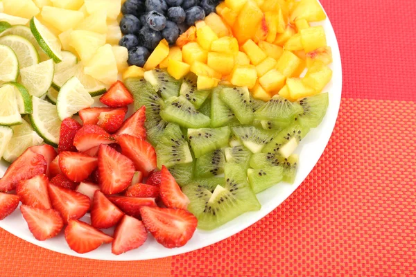 Frutas fatiadas no prato na mesa — Fotografia de Stock