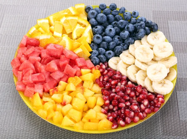 dilimlenmiş meyve plaka üzerinde tablo