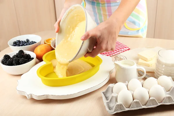 Baka läckra paj och ingredienser för att det på bordet i köket — Stockfoto