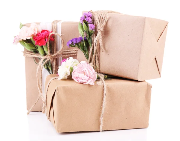 Schöne Geschenke mit Blumen, isoliert auf weiß — Stockfoto