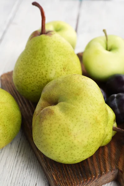 Frutas maduras en la mesa de cerca — Foto de Stock