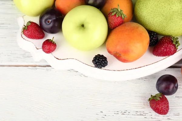 Frutas maduras y bayas en la mesa de cerca —  Fotos de Stock