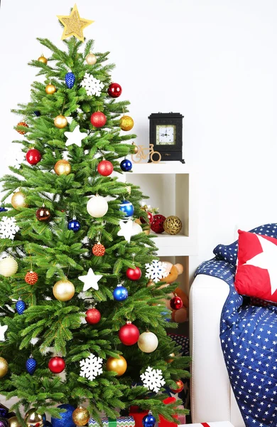 Geschmückter Weihnachtsbaum auf dem heimischen Innenhintergrund — Stockfoto