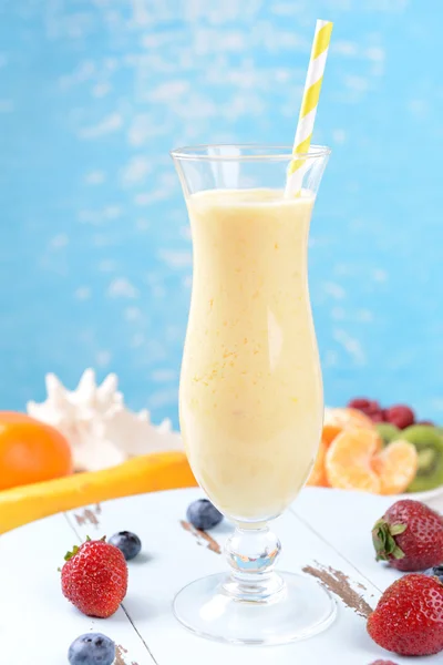 Delicioso cóctel de bayas en la mesa sobre fondo de agua — Foto de Stock