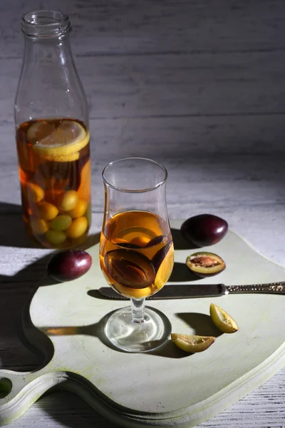 Sabrosa bebida de verano con frutas frescas, sobre una mesa de madera — Foto de Stock