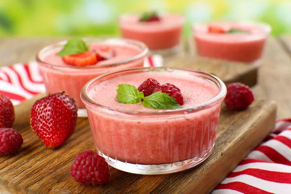 Delicious berry mousse in bowls on table close-up — Stock Photo, Image