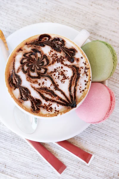 Taza de café con dibujo lindo en la mesa, de cerca — Foto de Stock