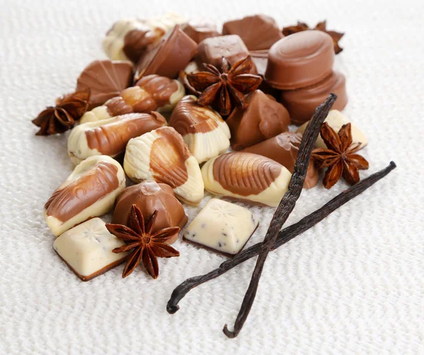 Verschillende soorten pralines met specerijen op witte achtergrond — Stockfoto