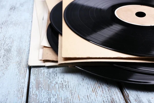 Registros de vinilo y cubiertas de papel sobre fondo de madera —  Fotos de Stock